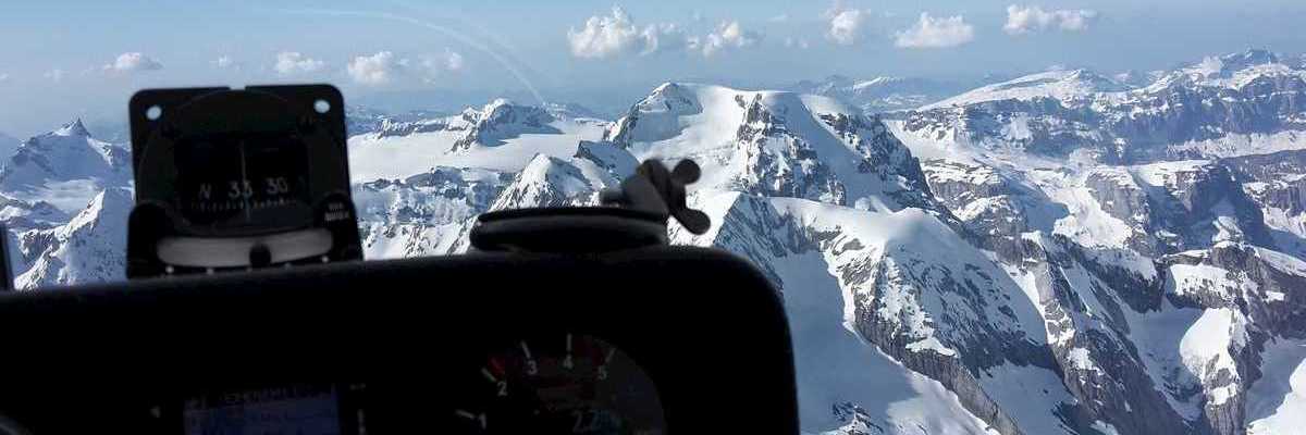 Flugwegposition um 15:09:12: Aufgenommen in der Nähe von Bezirk Surselva, Schweiz in 3872 Meter